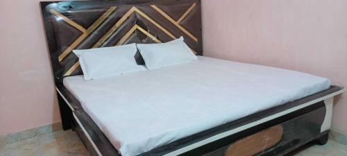 OYO Hotel Sd Palace tesisinde bir odada yatak veya yataklar