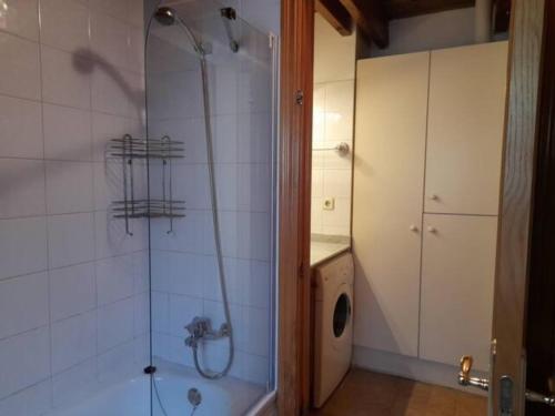 a bathroom with a shower and a sink at Apartamento abuhardillado con velux erta 3 in Pla de l'Ermita
