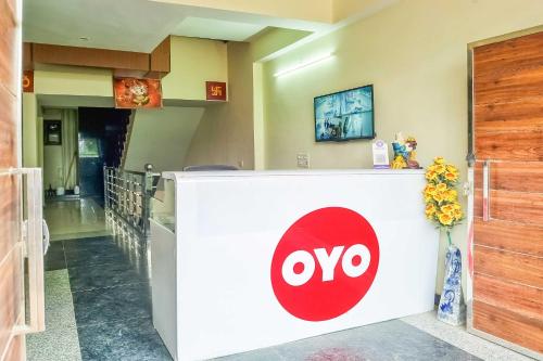 古爾岡的住宿－OYO Lemon Hotel Near Omaxe Gurgaon Mall，大楼柜台上的aiya标志