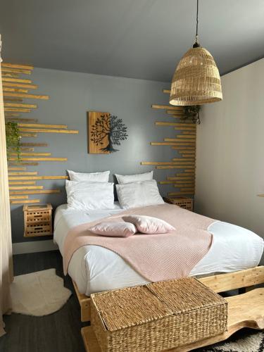 Un dormitorio con una cama grande con una cesta. en La Salamandre de l Olivier - Le Laurier en Aubignosc