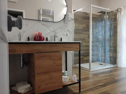 W łazience znajduje się umywalka i prysznic. w obiekcie Masseria Spinale Wine Resort w mieście Melfi