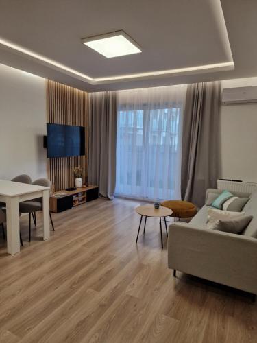 uma sala de estar com um sofá e uma mesa em Apartament nad Iławką em Iława