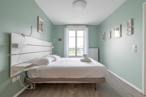 een slaapkamer met een groot bed met blauwe muren bij *Disneyland-Paris* 4pers Wifi, Parking, Netflix in Serris