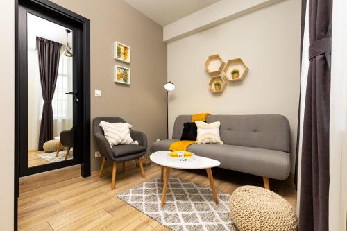 uma sala de estar com um sofá e uma mesa em Kapana Guest House on Central Pedestrian street with Parking included em Plovdiv