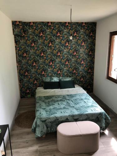 - une chambre avec un lit orné d'un mur fleuri dans l'établissement Ty case péi, à Saint-Aignan