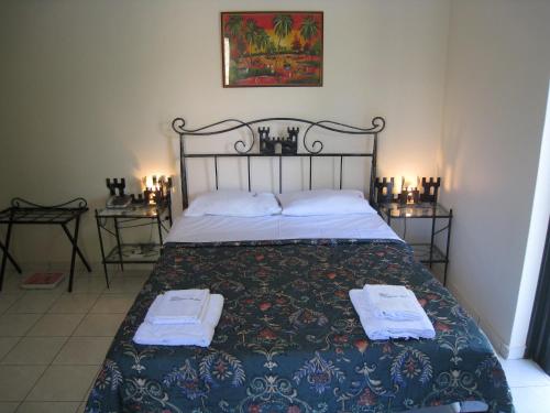 A bed or beds in a room at Castle View Studios