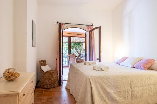 a bedroom with a large bed and a mirror at Porto Cervo Centro con piscina, Le Terrazze del Porto in Porto Cervo
