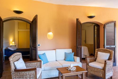 a living room with a couch and chairs and a table at Porto Cervo Centro con piscina, Le Terrazze del Porto in Porto Cervo