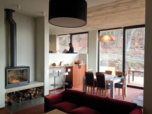 - un salon avec une table et une cheminée dans l'établissement Gite des Bois de Spa, à Spa