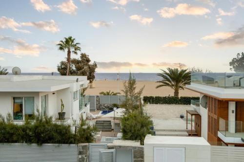 una casa con vistas a la playa en Apartamentos Oasis Sol, en Maspalomas