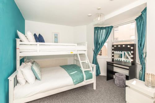 Postel nebo postele na pokoji v ubytování Best location,4-br house,Churchill square car park & sea-2 min, Brighton conference centre 3 min, shops, restaurants, i-360, pier - walking distance