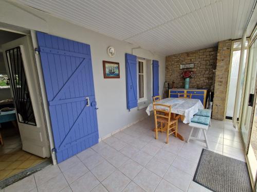 une chambre avec une porte bleue et une table dans l'établissement Maison de vacances 2 personnes à Quiberon, à Quiberon