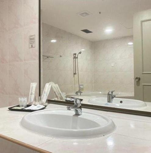 Bilik mandi di SWISS AVENUE HOTEL