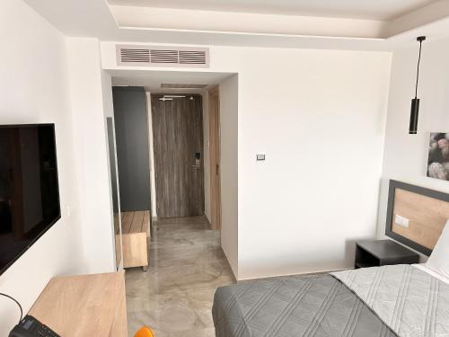 Postel nebo postele na pokoji v ubytování Papouis Protaras Hotel