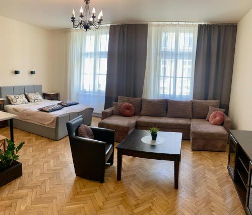 salon z kanapą i łóżkiem w obiekcie Apartamenty i Studia HERBARIUM w Krakowie