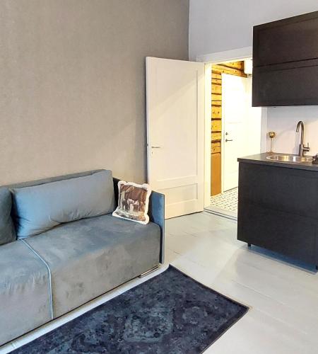 a living room with a couch and a kitchen at Lossikambri külaliskorterid in Viljandi