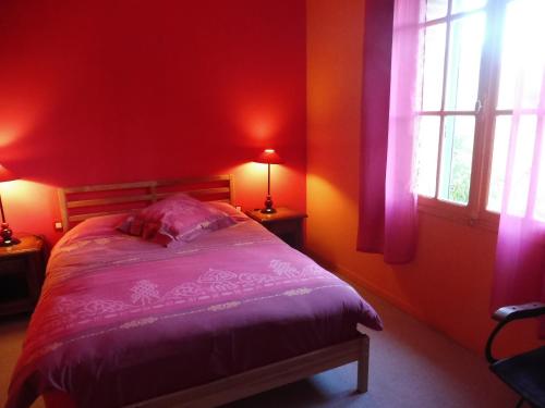een rode slaapkamer met een bed en 2 ramen bij Ma Toulousaine Chambre d'Hôtes in Toulouse