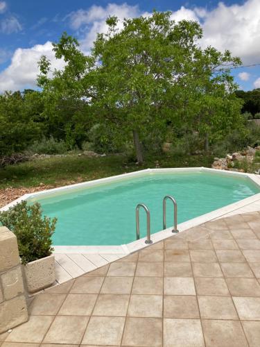 einen Pool mit türkisfarbenem Wasser in der Unterkunft TRULLO ELVIRA & LUIGI in Monopoli