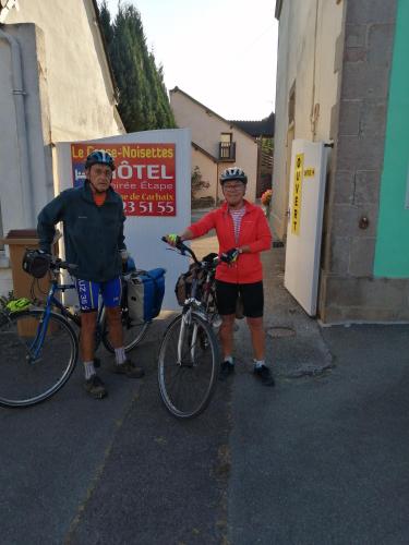 deux hommes et une femme debout à côté de leurs vélos dans l'établissement Le casse noisettes, à Gourin