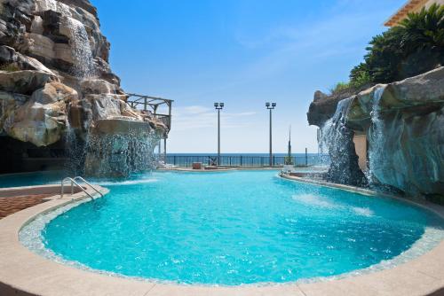 Бассейн в Days Inn by Wyndham Panama City Beach Beachfront Resort или поблизости