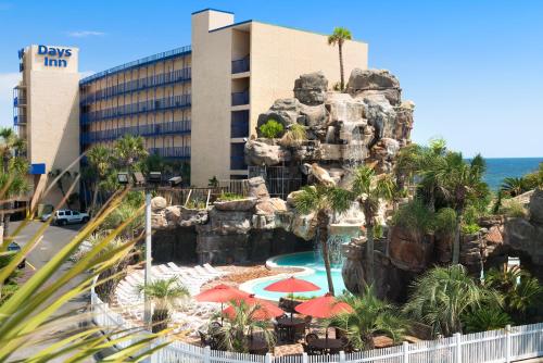 Бассейн в Days Inn by Wyndham Panama City Beach Beachfront Resort или поблизости