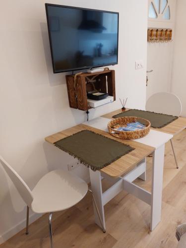 Μια τηλεόραση ή/και κέντρο ψυχαγωγίας στο Charmant-Studio