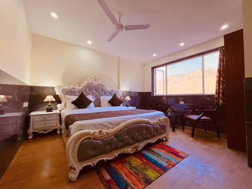 una camera da letto con un grande letto con una grande finestra di Doon Nature Valley Resort, Kempty Fall Mussoorie a Mussoorie