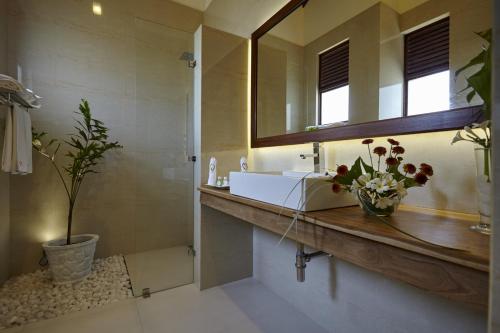 A bathroom at Amaranthe Bay Resort & Spa