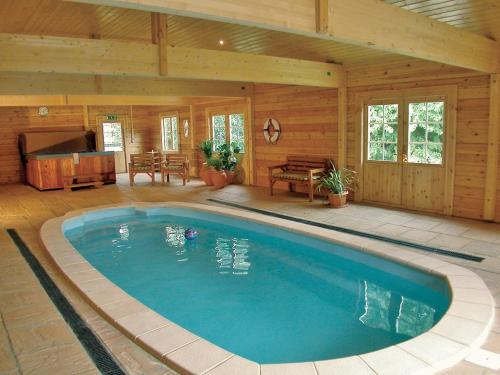 a large swimming pool in a log cabin at Swan in Welney