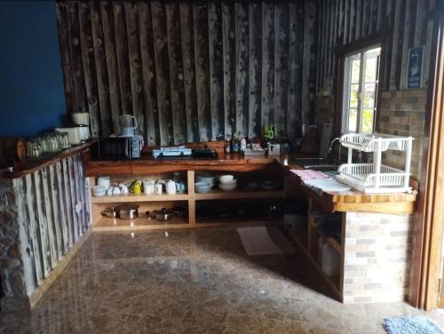 uma cozinha com um balcão de madeira e uma mesa em Elje Villa em La Digue