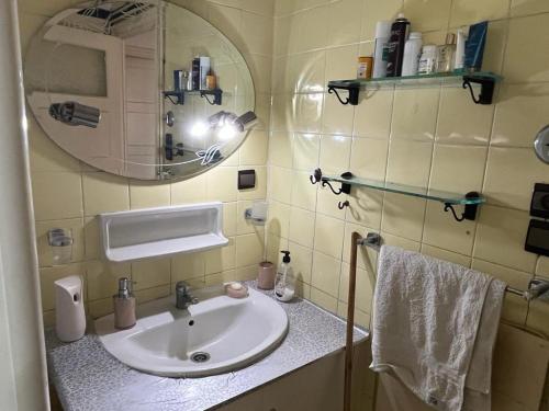 a bathroom with a sink and a mirror at إقامة 16 ساحة الامم in Tangier