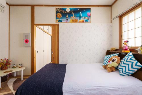 Katil atau katil-katil dalam bilik di Yoshidoku Inn Domemae 1 - Close to USJ World Expo Airport吉徳家庭旅館1ドーム前近万博USJ空庭菓匠温泉大阪城公园难波心斋桥関西空港直达免费寄存旅行箱