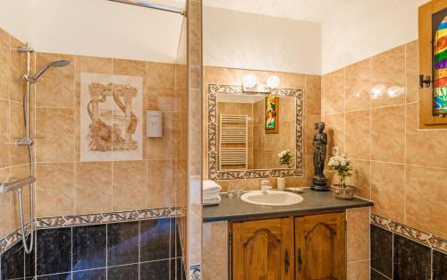 Et badeværelse på La Barde Montfort, votre maison d'hôtes à 4 kms de Sarlat Dordogne