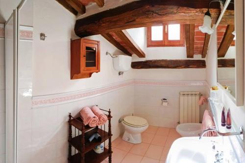 a bathroom with a toilet and a sink at Renaissance House in Pienza