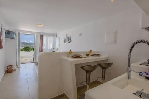 TV/trung tâm giải trí tại Irini's Earth house with Jacuzzi