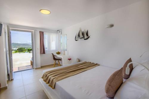 Giường trong phòng chung tại Irini's Earth house with Jacuzzi