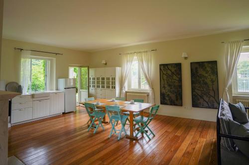 cocina con mesa y sillas en una habitación en Bnbook - La Veranda del Lago, en Travedona