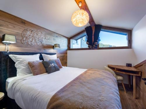 une chambre avec un grand lit et une fenêtre dans l'établissement Appartement 4* au centre de Courchevel Moriond, 4 chambres, 98m², 10 pers, parking, WIFI - FR-1-563-79, à Courchevel