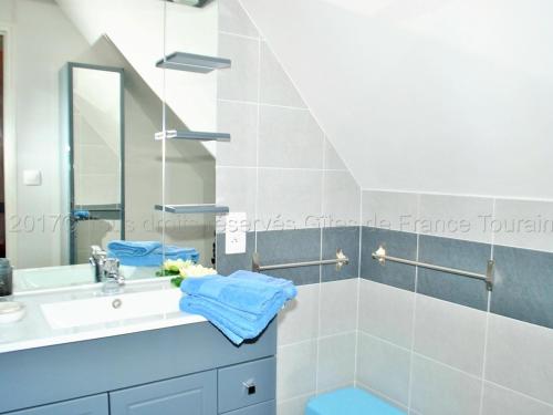 a bathroom with a sink and a mirror at Gîte Cigogne, 2 pièces, 4 personnes - FR-1-381-502 in Cigogné