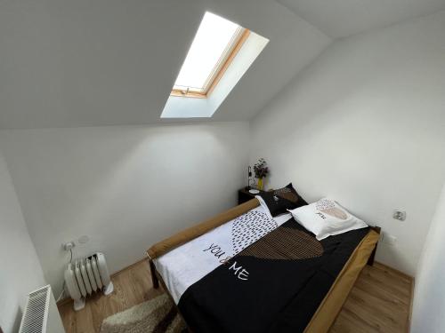 a bedroom with a bed in a room with a window at Casa Ariana in Poiana Aiudului