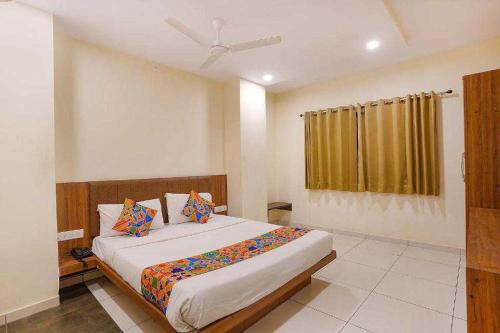 a bedroom with a large bed in a room at OYO 92093 Mahaveer Tower in Udaipur