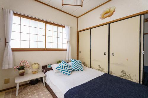 Katil atau katil-katil dalam bilik di Yoshidoku Inn Domemae 1 - Close to USJ World Expo Airport吉徳家庭旅館1ドーム前近万博USJ空庭菓匠温泉大阪城公园难波心斋桥関西空港直达免费寄存旅行箱