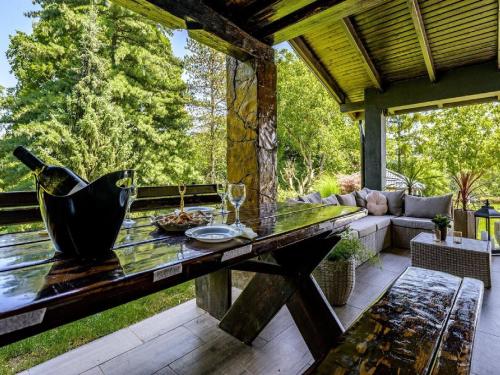 - une table en bois avec des verres à vin sur la terrasse dans l'établissement Holiday Home Frieden, à Varaždin Breg