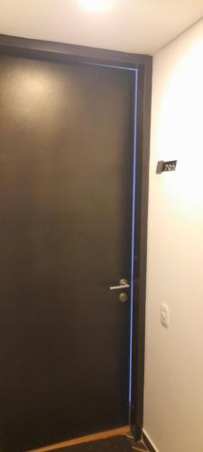 una porta nera con manico d'argento in una stanza di Wohnung Queens Deluxe a Bogotá