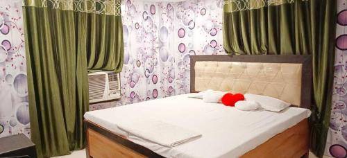 OYO Dream Guest House في Rāmpura: غرفة نوم مع سرير مع اثنين من الحيوانات المحشوة عليه