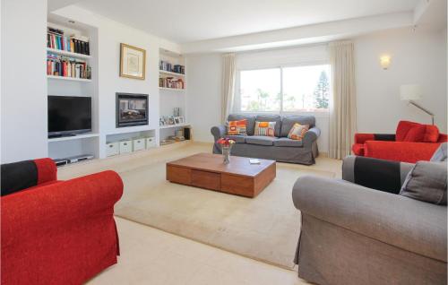 Televízia a/alebo spoločenská miestnosť v ubytovaní 4 Bedroom Lovely Home In Marbella