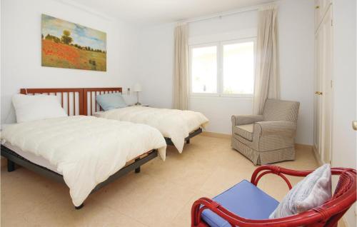Un pat sau paturi într-o cameră la 4 Bedroom Awesome Home In Marbella
