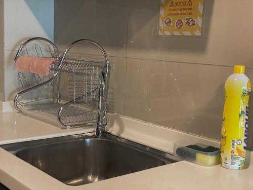 um lavatório de cozinha com uma torneira e um suporte para pratos em Maison life 小居屋 The Loft Imago em Kota Kinabalu