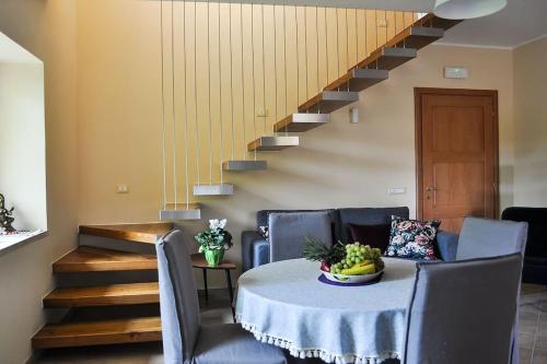 a dining room with a table with a bowl of fruit on it at Casolare Brindavan: un paradiso nei Monti Sabini in Concerviano