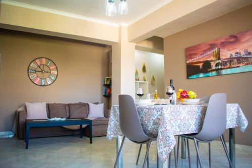 ein Wohnzimmer mit einem Tisch und einem Sofa in der Unterkunft Eva's Residence, Family Apartment in Chania